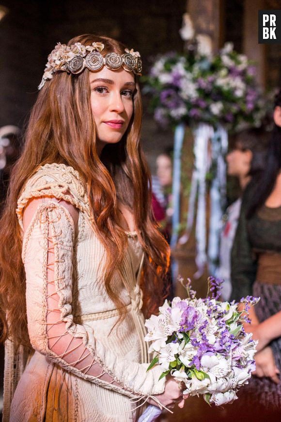 Até vestido de casamento medieval Marina Ruy Barbosa já teve em "Deus Salve o Rei"