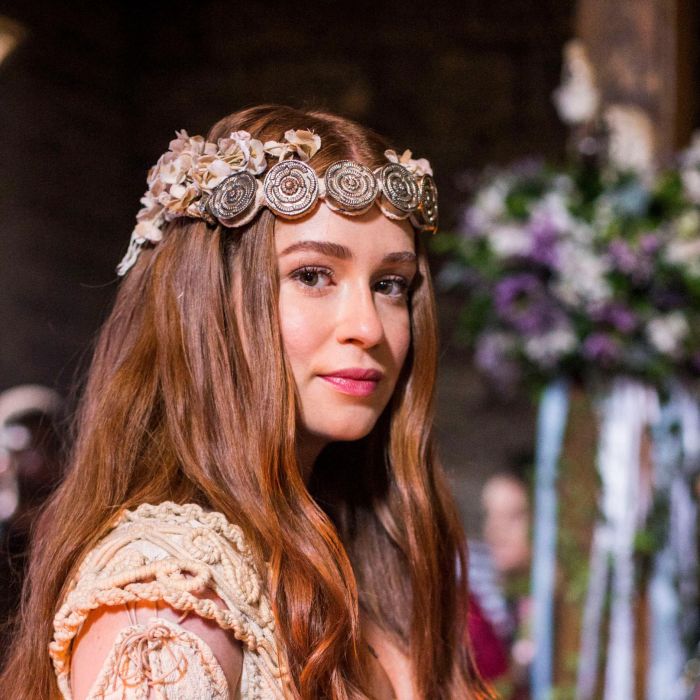 Até vestido de casamento medieval Marina Ruy Barbosa já teve em &quot;Deus Salve o Rei&quot;