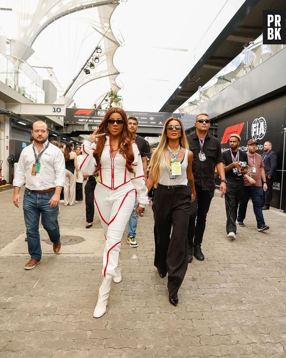 Ludmilla erra hino nacional durante GP de São Paulo. Relembre famosos que fizeram o mesmo