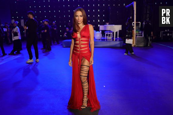 Grammy Latino 2023: Anitta apostou num vestido vermelho com fendas e sandália de tiras preta