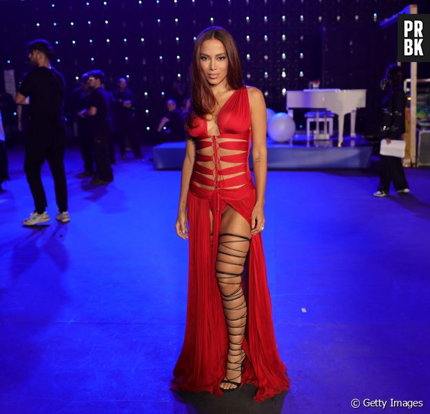 Grammy Latino 2023: Anitta apostou num vestido vermelho com fendas e sandália de tiras preta