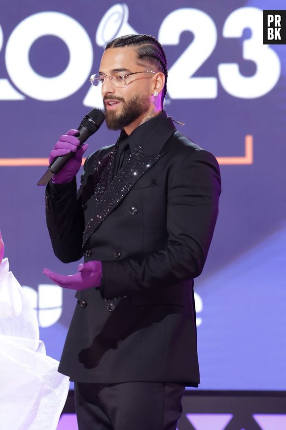 Grammy Latino 2023: Maluma também optou por um look all black, só que com luvas roxas