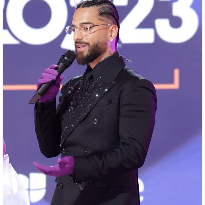 Grammy Latino 2023: Maluma também optou por um look all black, só que com luvas roxas