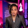 Grammy Latino 2023: Ozuna escolheu um smoking marrom escuro sem gravata