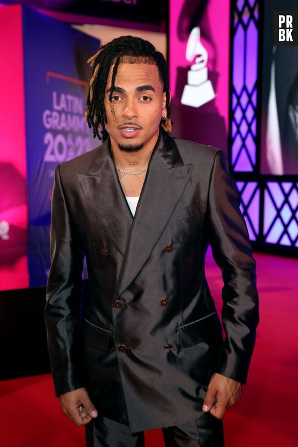 Grammy Latino 2023: Ozuna escolheu um smoking marrom escuro sem gravata