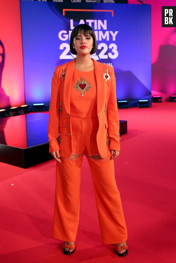 Grammy Latino 2023: Camilú escolheu um conjunto laranja com adornos de coração