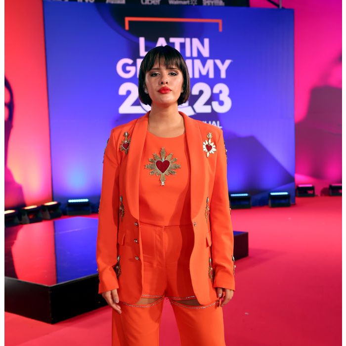 Grammy Latino 2023: Camilú escolheu um conjunto laranja com adornos de coração