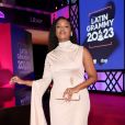 Grammy Latino 2023: Iza escolheu um vestido de ombro só, com detalhes de pedraria no pescoço