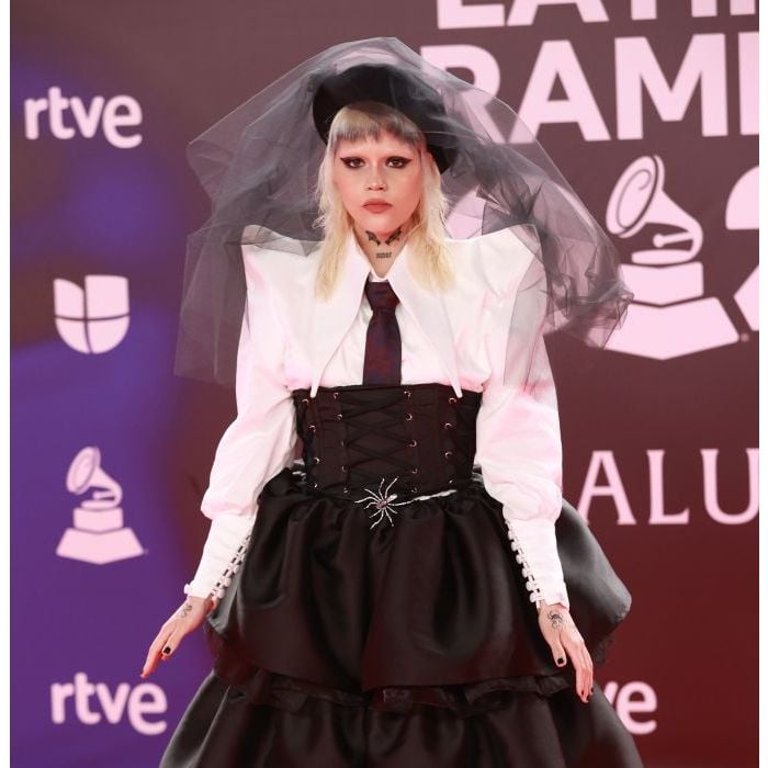 Grammy Latino 2023: Bruses escolheu um look gótico com direito a chapéu