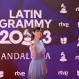 Grammy Latino 2023: Julieta Venegas escolheu um longo azul com detalhe na barra