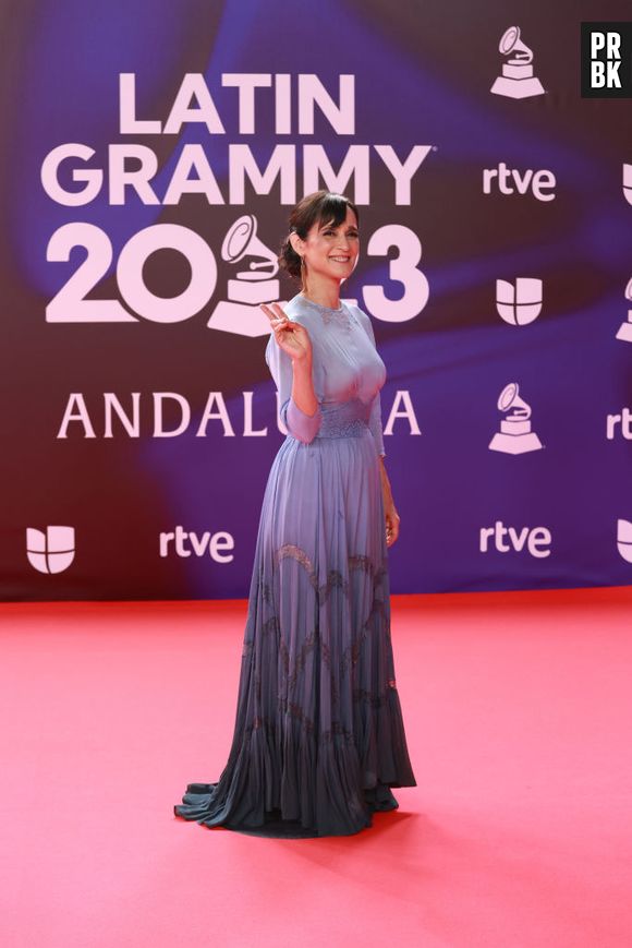 Grammy Latino 2023: Julieta Venegas escolheu um longo azul com detalhe na barra