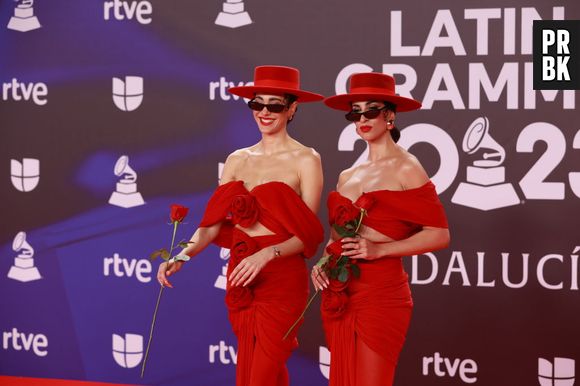 Grammy Latino 2023: Pitty Bernad e Belah Bernad foram todas de vermelho combinando