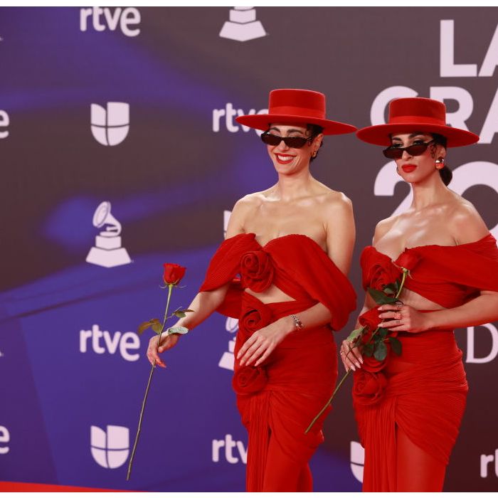 Grammy Latino 2023:  Pitty Bernad e Belah Bernad foram todas de vermelho combinando 