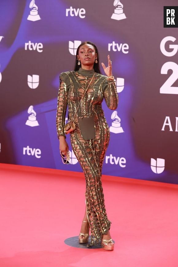 Grammy Latino 2023: Xenia França foi com um vestido colado trabalhado em pedrarias