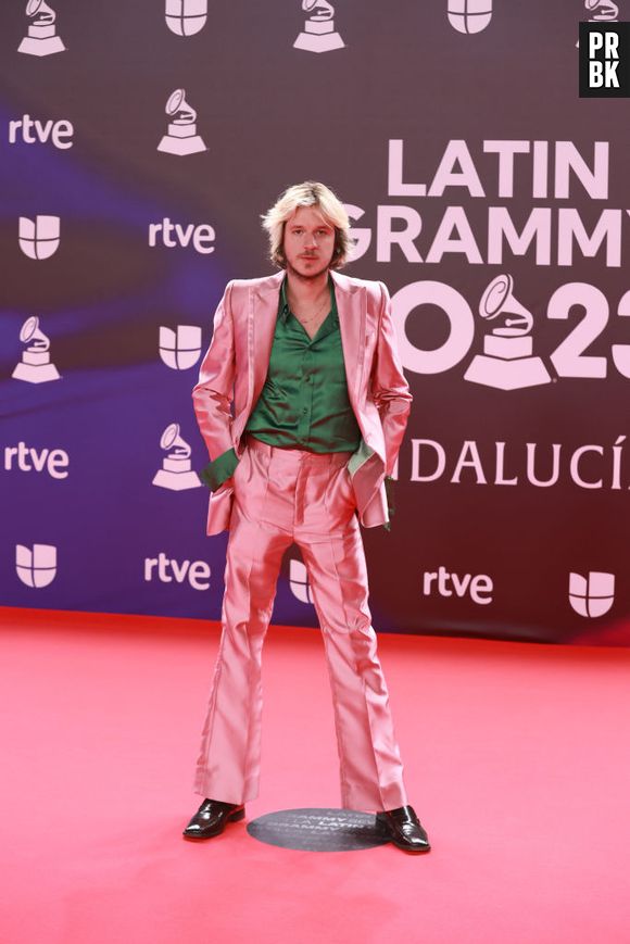 Grammy Latino 2023: Rubel optou por um look verde e rosa