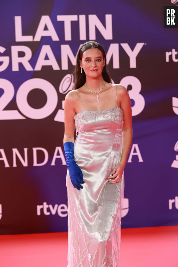 Grammy Latino 2023: Victoria Federica escolheu um look prateado com luvas azuis