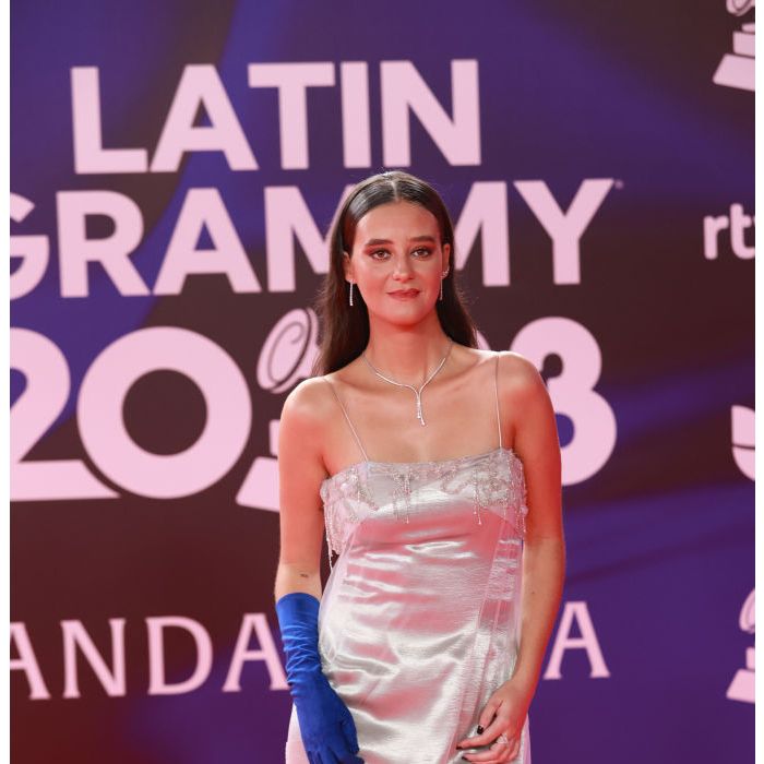 Grammy Latino 2023: Victoria Federica escolheu um look prateado com luvas azuis