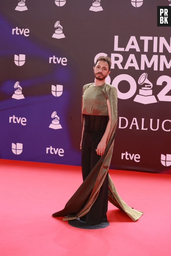 Grammy Latino 2023: Osvaldo Supino optou por calça com uma blusa com mangas longas