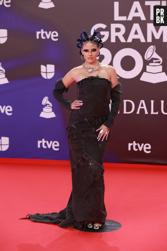 Grammy Latino 2023: DJ Sita Abellan escolheu o look all black com penteado marcante