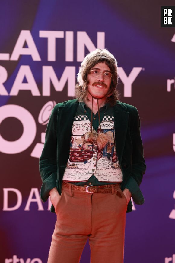 Grammy Latino 2023: Tim Bernardes optou pelo simples com um casaco verde