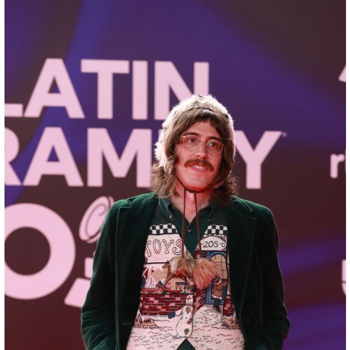 Grammy Latino 2023: Tim Bernardes optou pelo simples com um casaco verde