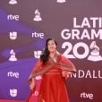Grammy Latino 2023: Flor Bromley escolheu vestido vermelho com adornos em flores