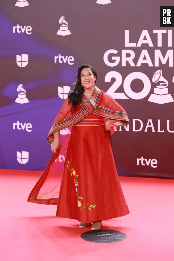 Grammy Latino 2023: Flor Bromley escolheu vestido vermelho com adornos em flores