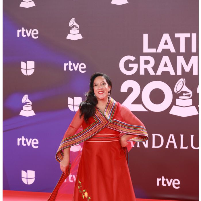 Grammy Latino 2023: Flor Bromley escolheu vestido vermelho com adornos em flores