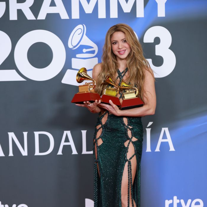 Shakira optou por um segundo look na hora de receber seus prêmios