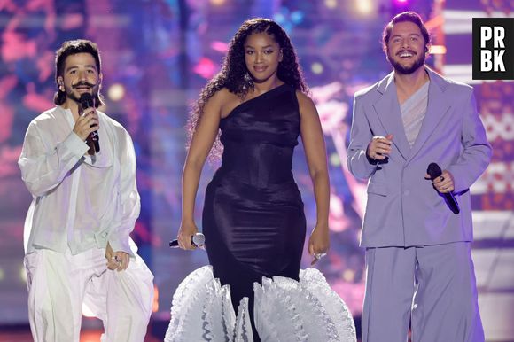 Grammy Latino 2023: Iza também mudou o look e escolheu um vestido preto com cauda volumosa