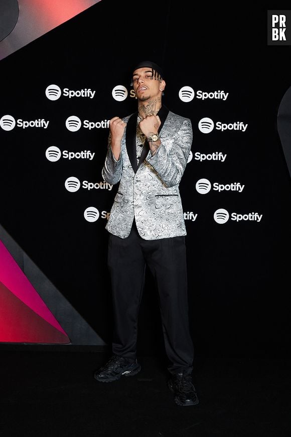 Veigh apostou em um blazer prateado para o tapete da Festa Spotify