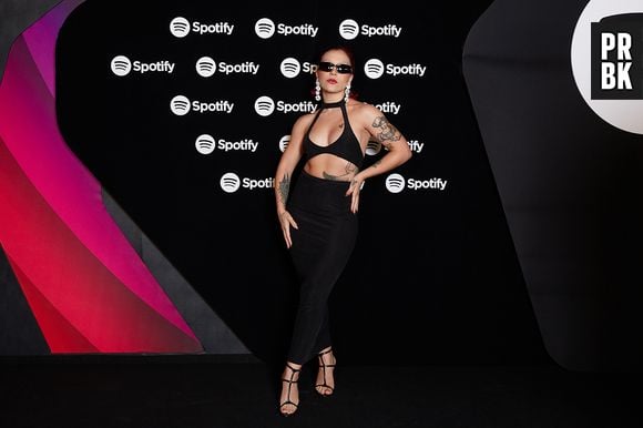 Priscilla apostou em vestido cheio de recortes para Festa Spotify