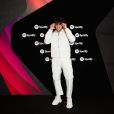 Nattan apostou em look todo branco para o tapete da Festa Spotify