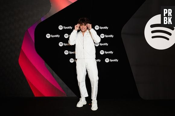 Nattan apostou em look todo branco para o tapete da Festa Spotify