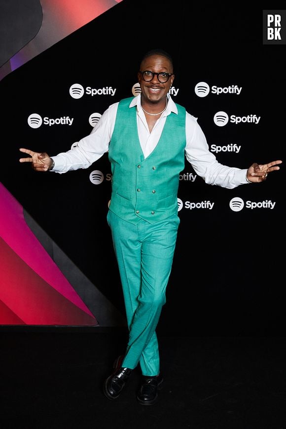 Mumuzinho deu aula de estilo no tapete da Festa Spotify com seu look verde