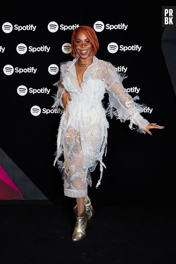 Karol Conká roubou a cena com look branco esvoaçante no tapete da Festa Spotify