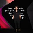 Gustavo Mioto apostou em look all black com tênis colorido para a Festa Spotify