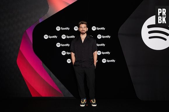 Gustavo Mioto apostou em look all black com tênis colorido para a Festa Spotify