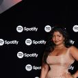 Gaby Amarantes compareceu à Festa Spotify com look cheio de glamour