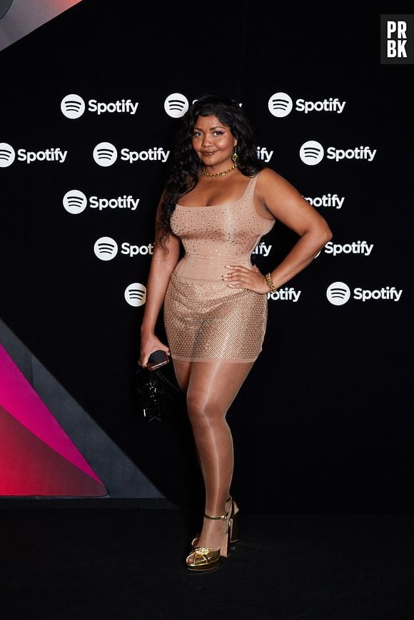 Gaby Amarantes compareceu à Festa Spotify com look cheio de glamour