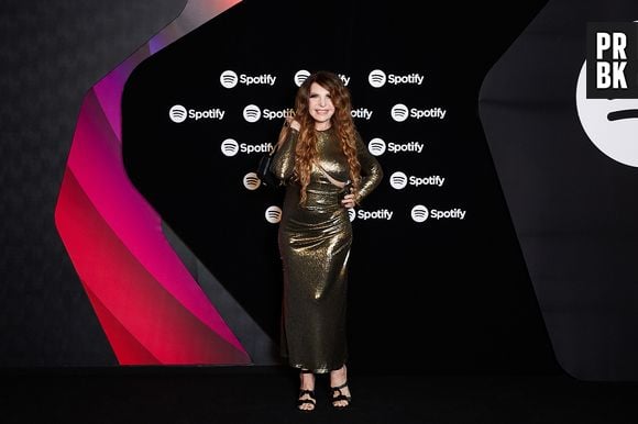 Elba Ramalho apostou no longo dourado para Festa Spotify