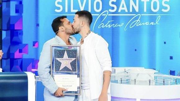 Carlinhos Maia e Lucas Guimarães protagonizam primeiro beijo gay na história do SBT