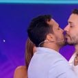 Primeiro beijo gay do SBT é protagonizado por Carlinhos Maia e marido