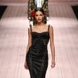 Bruna Marquezine usou look Dolce &amp; Gabanna na Milão Fashion Week 2028