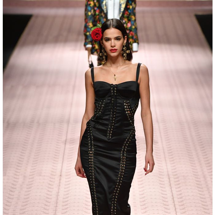 Bruna Marquezine usou look Dolce &amp;amp; Gabanna na Milão Fashion Week 2028