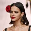 Bruna Marquezine usou o vestido preto com acessórios mais pesados