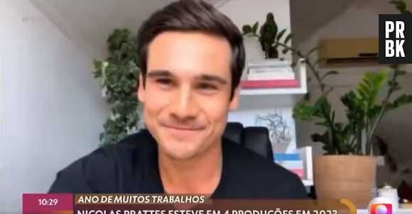 Web aponta som de app gay no celular de Nicolas Prattes durante chamada no "Encontro"