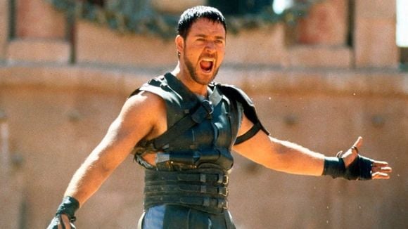 "Deveriam me pagar por tantas perguntas": Russell Crowe começa a se cansar de "Gladiador 2" e ainda falta 1 ano para estreia