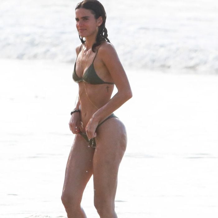 Bruna Marquezine usa biquíni de fita em praia de Fernando de Noronha