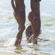 Bruna Marquezine usa biquíni cavado e corpo chama atenção em praia